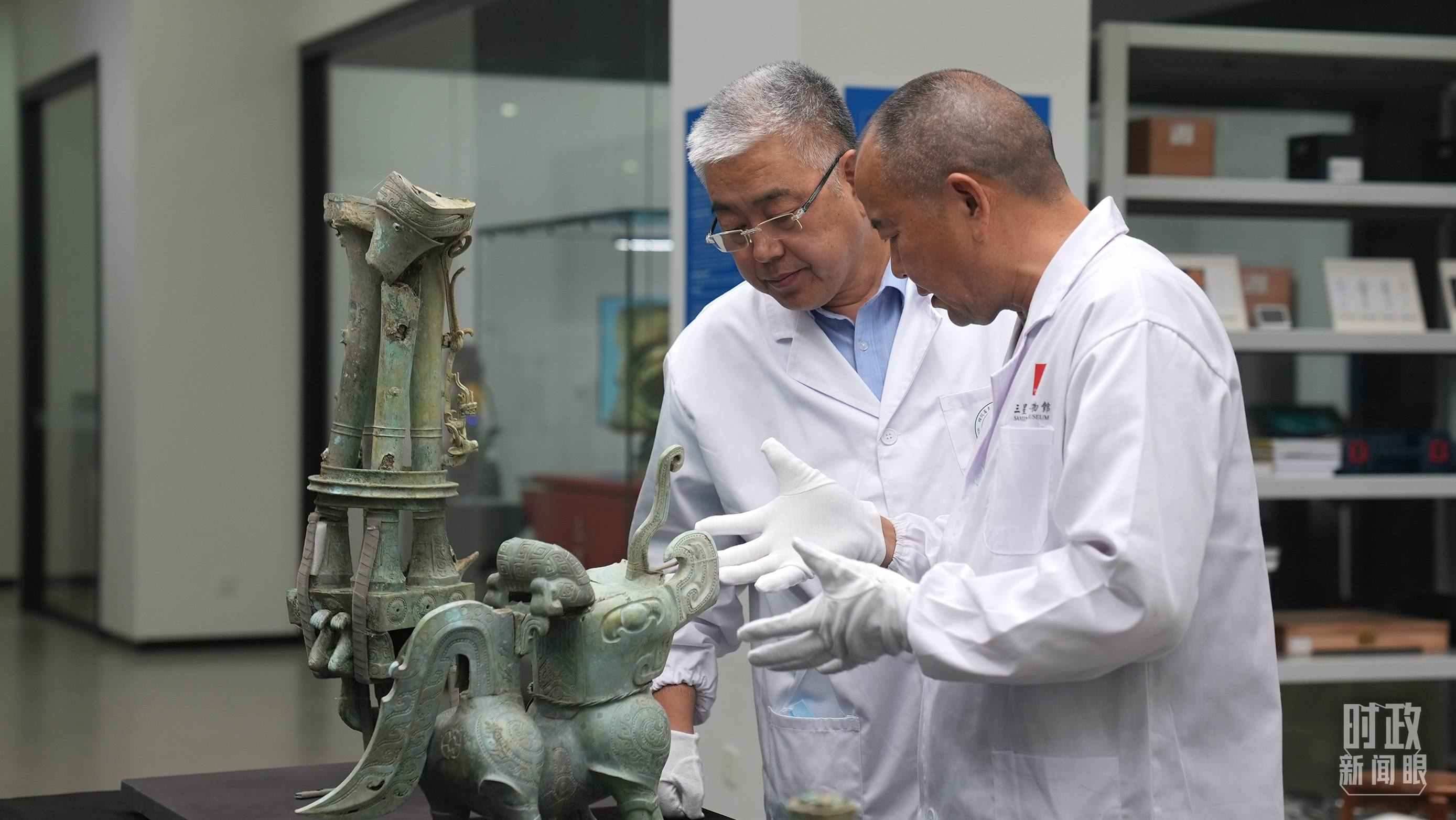 △三星堆文保專家正在就修復(fù)方案進(jìn)行討論。（總臺央視記者劉琦拍攝）