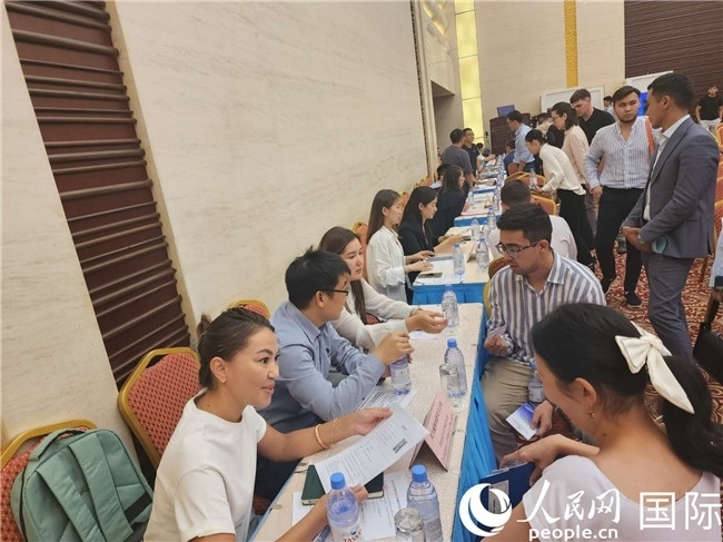 圖為中企代表與哈留華畢業(yè)生現(xiàn)場(chǎng)交流。人民網(wǎng)記者 李強(qiáng)攝