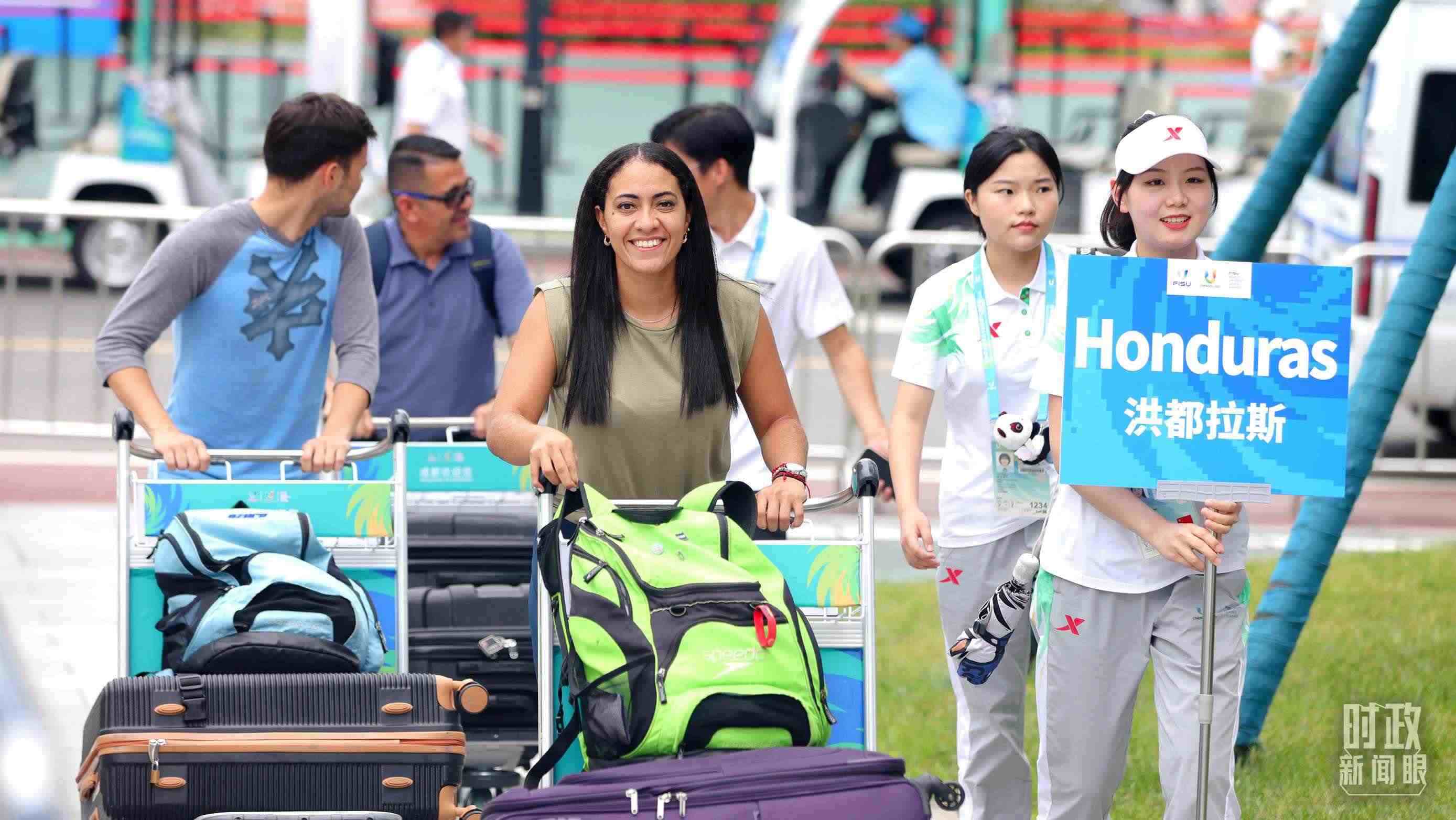 各國(guó)代表團(tuán)成員相繼抵達(dá)成都大運(yùn)村。（總臺(tái)央視記者魏幫軍拍攝）