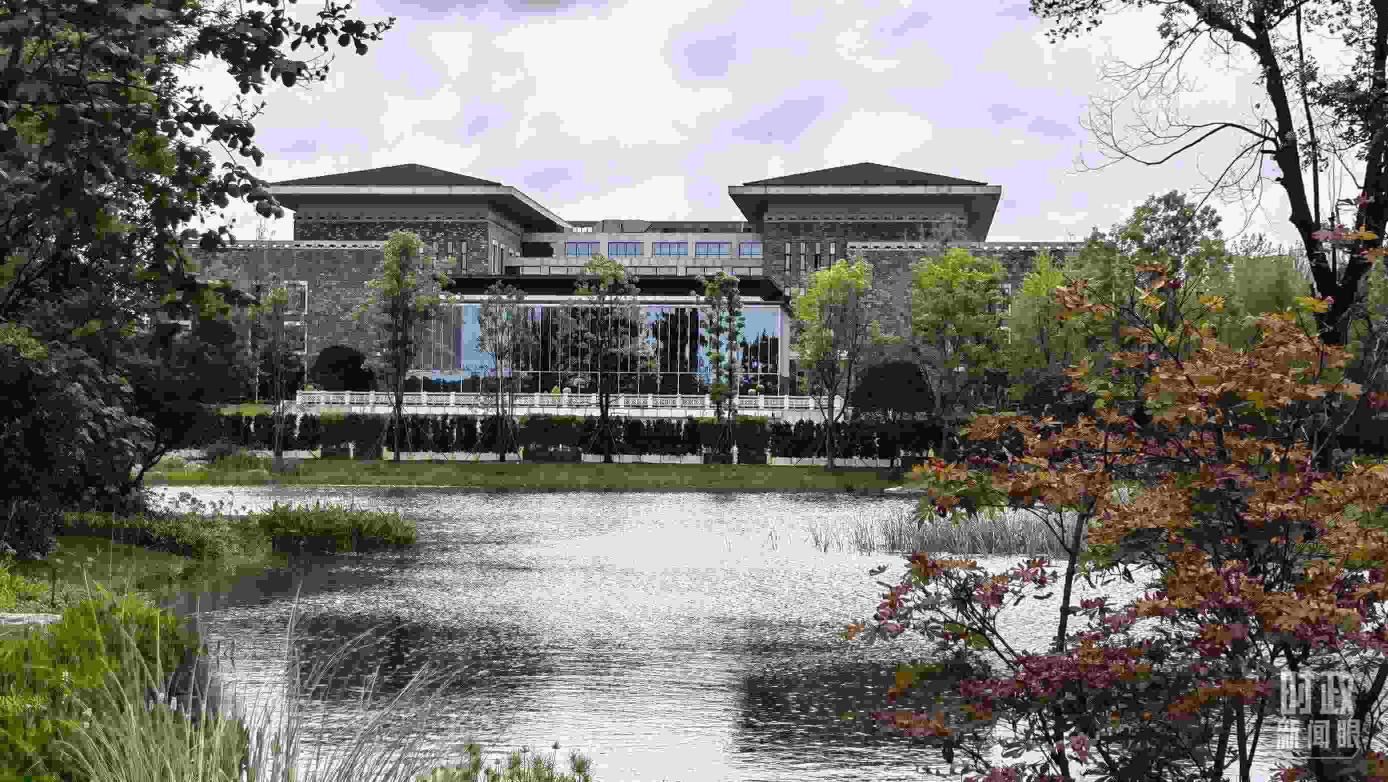 當(dāng)天，中印尼兩國(guó)元首在“錦蓉莊”舉行會(huì)見(jiàn)。（總臺(tái)央視記者韓銳拍攝）