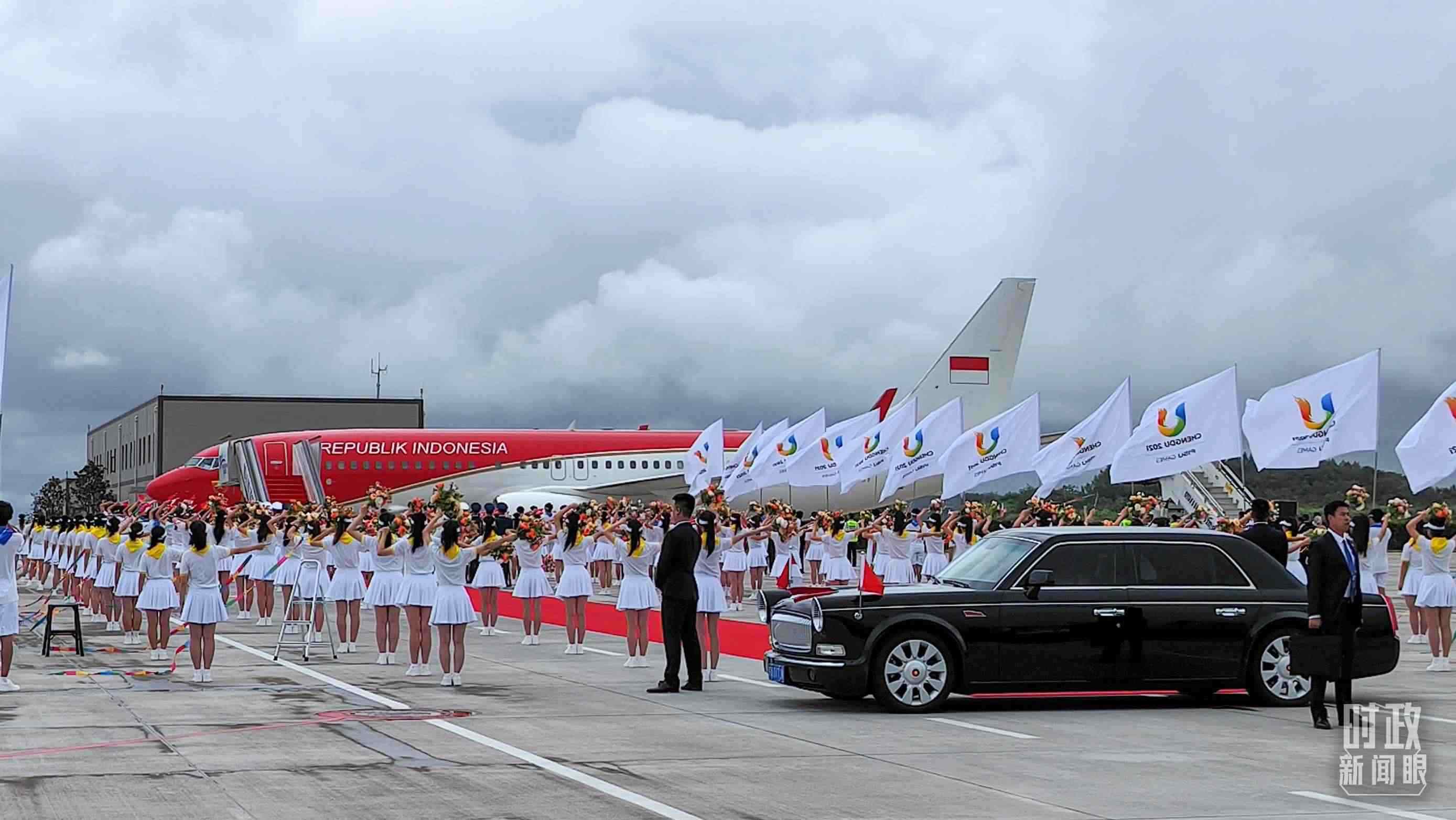 7月27日下午，印尼總統(tǒng)佐科抵達(dá)成都。（總臺(tái)央視記者王子杭拍攝）