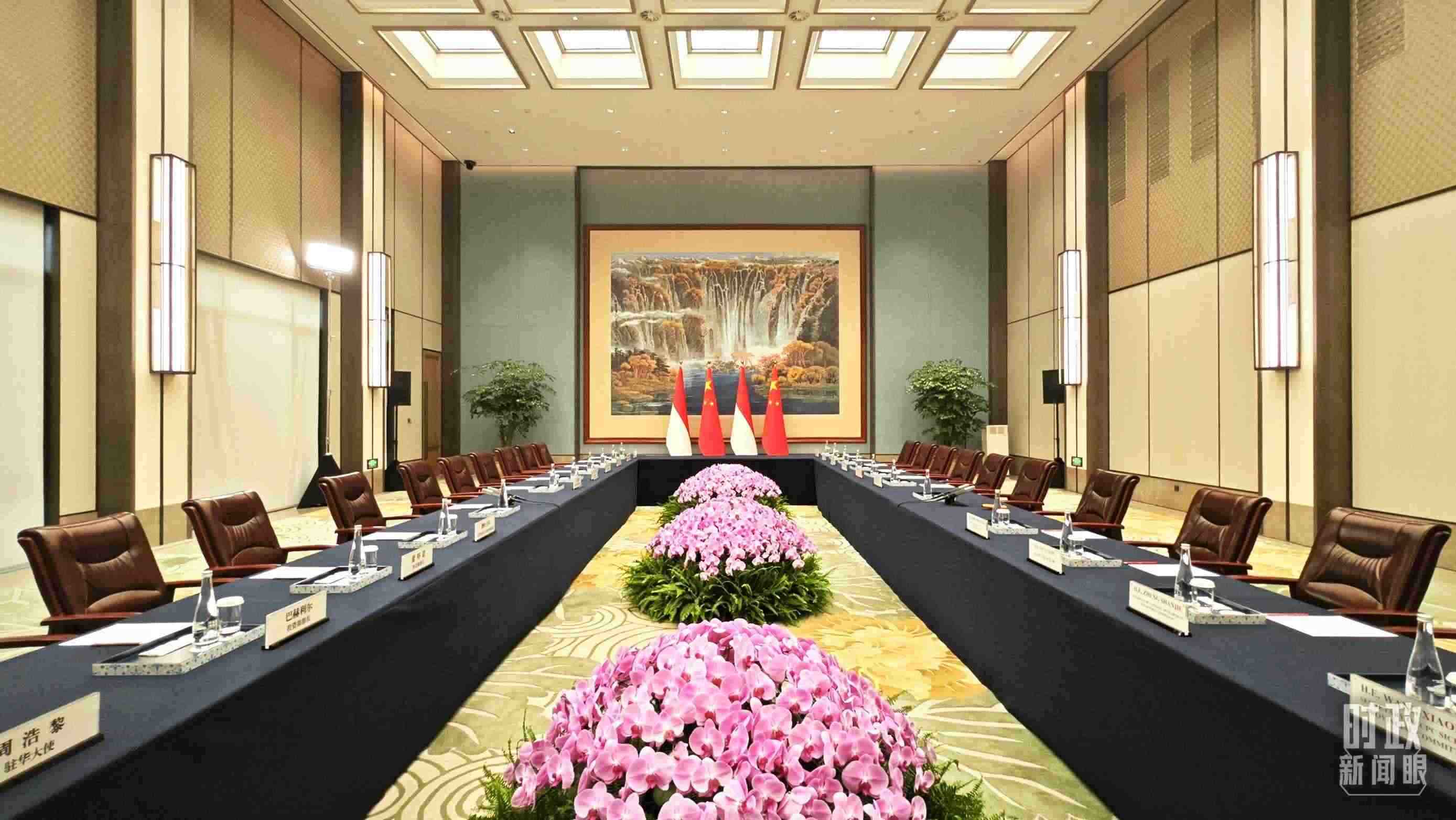 中印尼兩國(guó)元首在這里舉行會(huì)見(jiàn)。這是會(huì)見(jiàn)開(kāi)始前的場(chǎng)景。（總臺(tái)央視記者許永松拍攝）