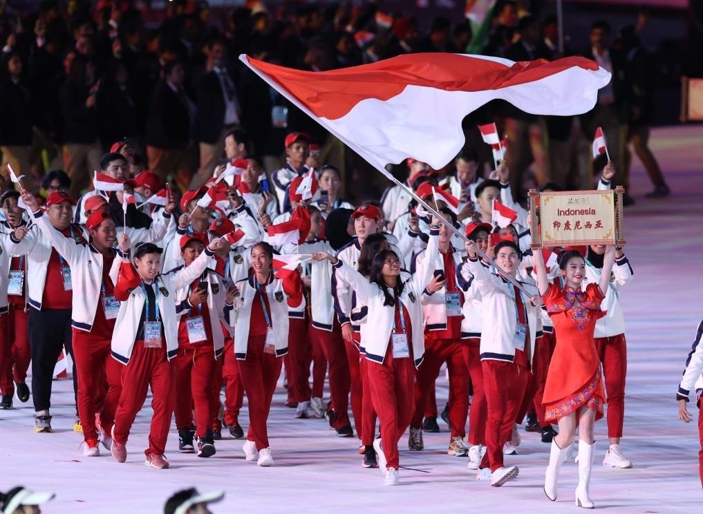 7月28日，印度尼西亞大學(xué)生體育代表團(tuán)在開幕式上入場(chǎng)。新華社記者張麗蕓攝