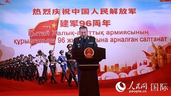 哈國防部副部長卡馬列特季諾夫中將發(fā)表致辭。人民網(wǎng)記者 李強(qiáng)攝
