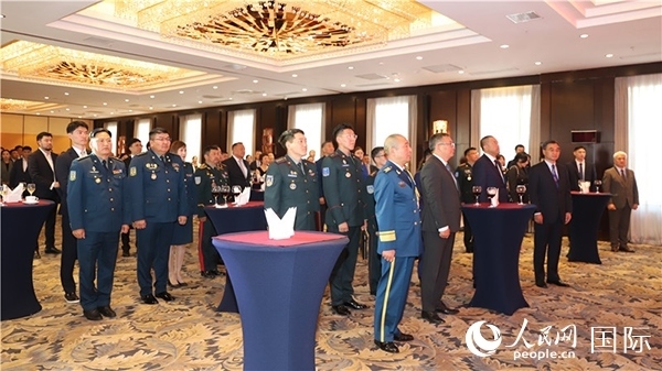 中國(guó)駐蒙古國(guó)使館慶祝建軍96周年招待會(huì)現(xiàn)場(chǎng)。人民網(wǎng)記者 霍文攝