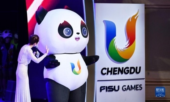 7月29日，成都大運會吉祥物“蓉寶”在聯(lián)歡會現(xiàn)場。新華社記者 張端 攝