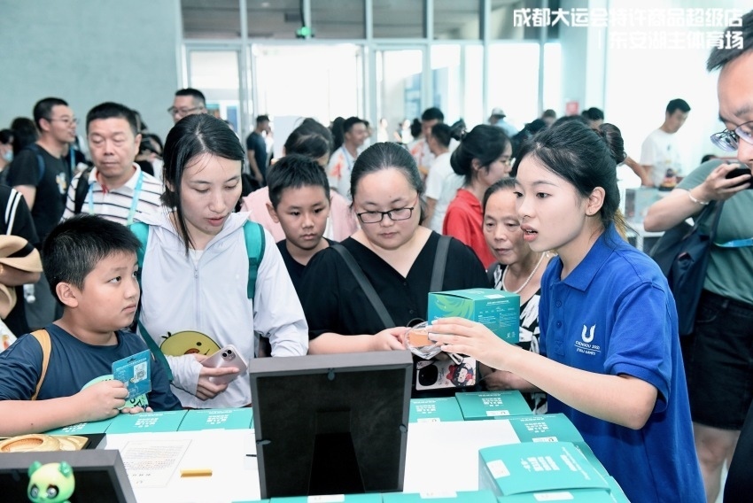 在特許商品零售店挑選“蓉寶”的顧客。人民網(wǎng)記者 朱虹攝