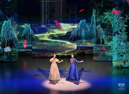 7月29日，演員在聯(lián)歡會現(xiàn)場演唱。新華社記者 蔡湘鑫 攝