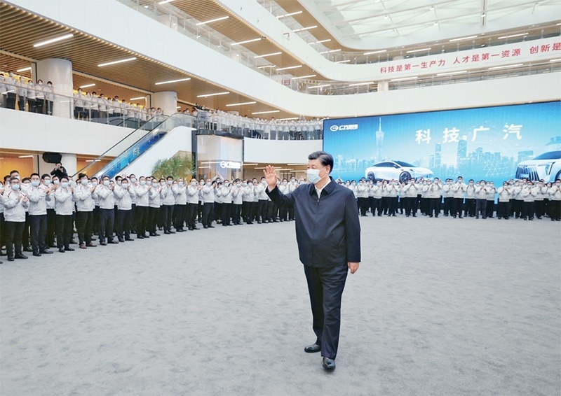 2023年4月10日至13日，中共中央總書(shū)記、國(guó)家主席、中央軍委主席習(xí)近平在廣東考察。這是12日下午，習(xí)近平在廣汽研究院向職工們揮手致意。 新華社記者 鞠鵬/攝