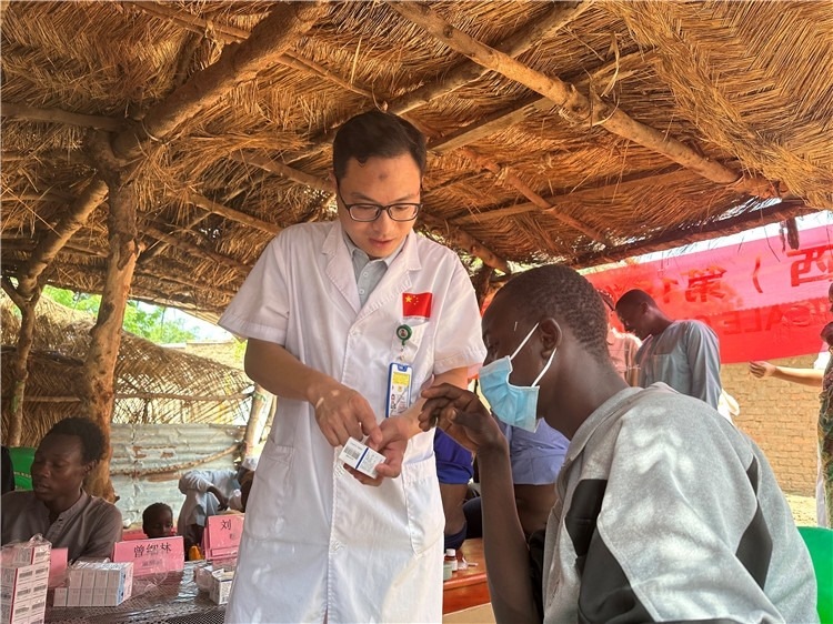 圖為南昌大學(xué)第一附屬醫(yī)院病理科主治醫(yī)師張振東為村民解說(shuō)藥品使用方法。中國(guó)駐乍得醫(yī)療隊(duì)供圖
