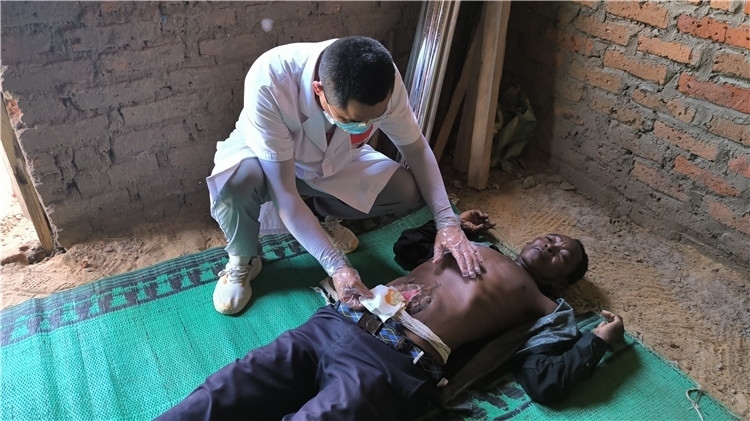 圖為南昌大學(xué)第二附屬醫(yī)院胃腸外科主治醫(yī)師周智勇檢查切口疝患者。中國(guó)駐乍得醫(yī)療隊(duì)供圖