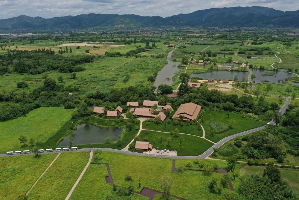 這是在浙江省杭州市余杭區(qū)拍攝的良渚古城遺址公園（2022年7月6日攝，無(wú)人機(jī)照片）。新華社記者 黃宗治 攝