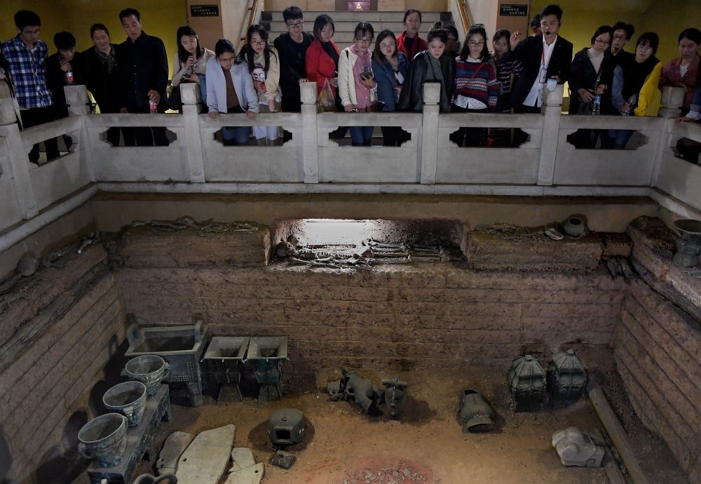 游客在河南安陽(yáng)殷墟宮殿宗廟遺址內(nèi)的婦好墓參觀（2018年10月12日攝）。新華社記者 李安 攝