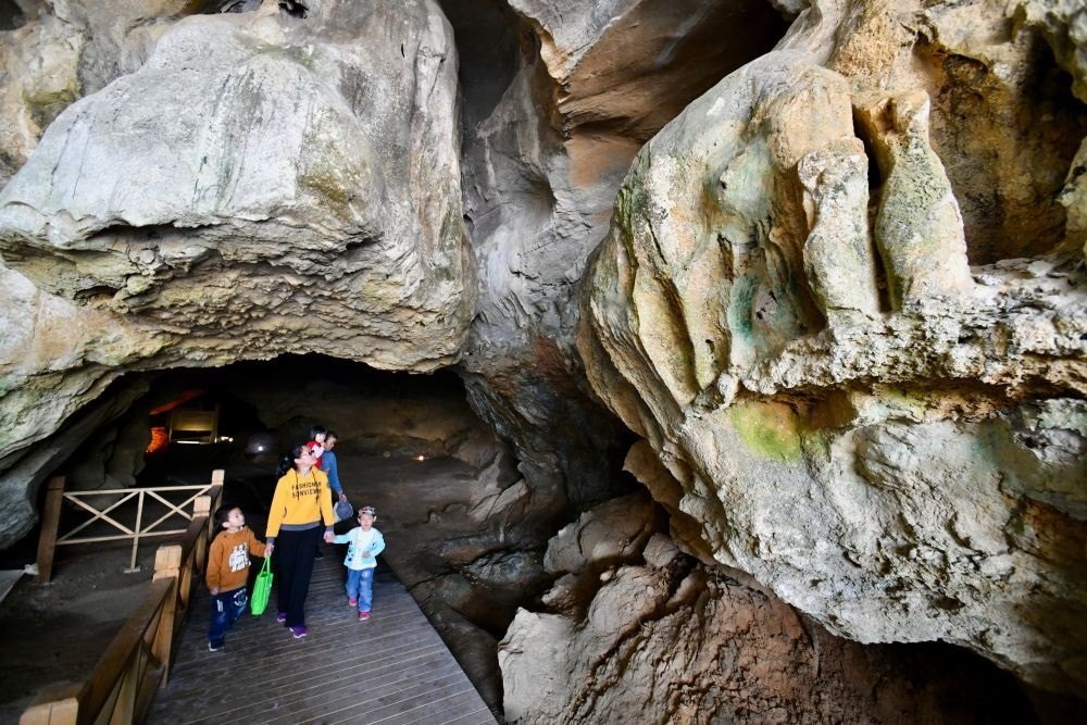 游人在位于福建省三明市三元區(qū)巖前鎮(zhèn)的萬(wàn)壽巖遺址船帆洞游覽（2020年4月9日攝）。新華社記者 姜克紅 攝