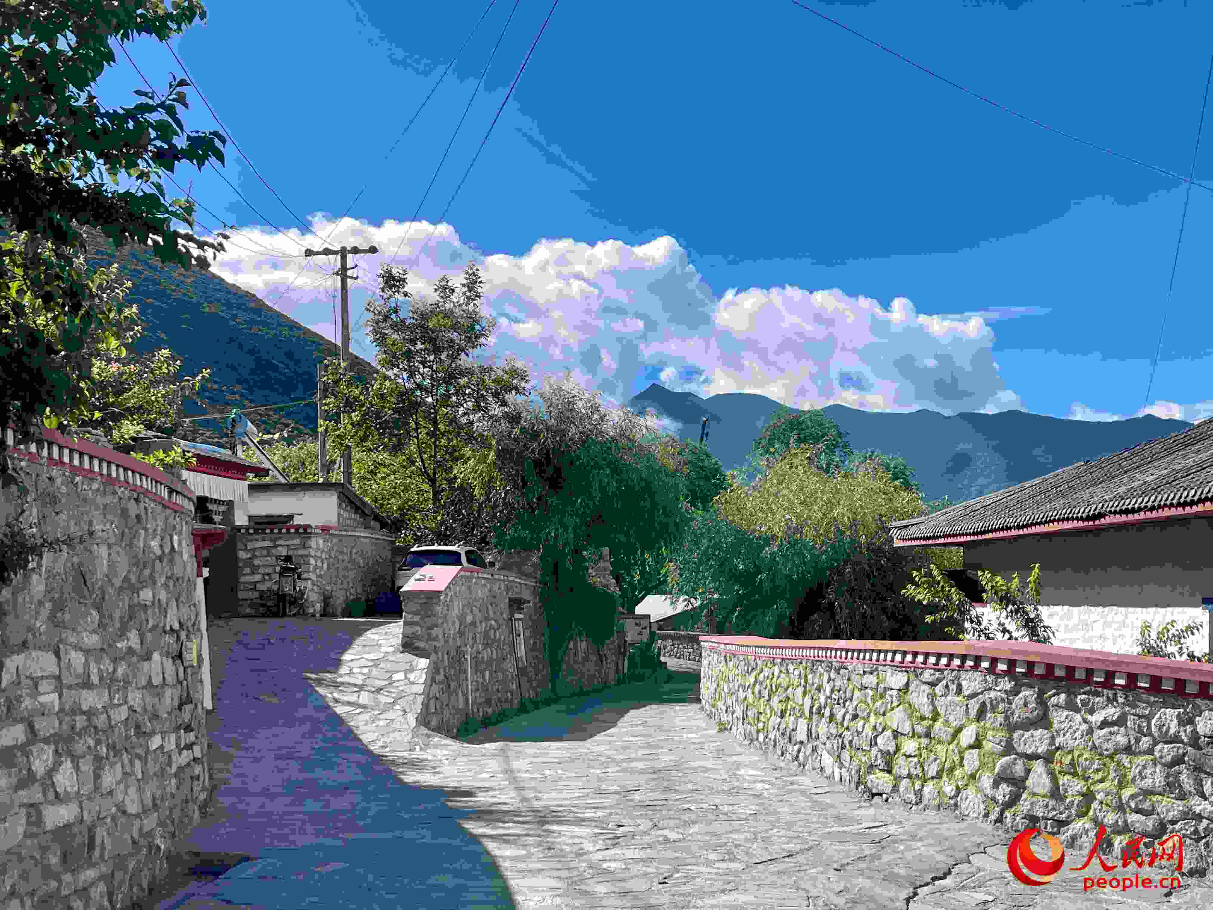嘎拉村的村貌。人民網(wǎng) 周靜圓攝