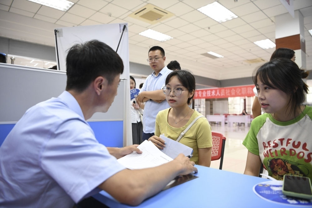 2023年7月29日，“揚(yáng)就業(yè)之帆，啟夢(mèng)想之旅”2023年寧夏（銀川）離校未就業(yè)高校畢業(yè)生招聘會(huì)在寧夏（銀川）人力資源服務(wù)產(chǎn)業(yè)園舉行。求職者（右）在招聘會(huì)現(xiàn)場(chǎng)與用人單位交流。新華社記者 馮開華 攝