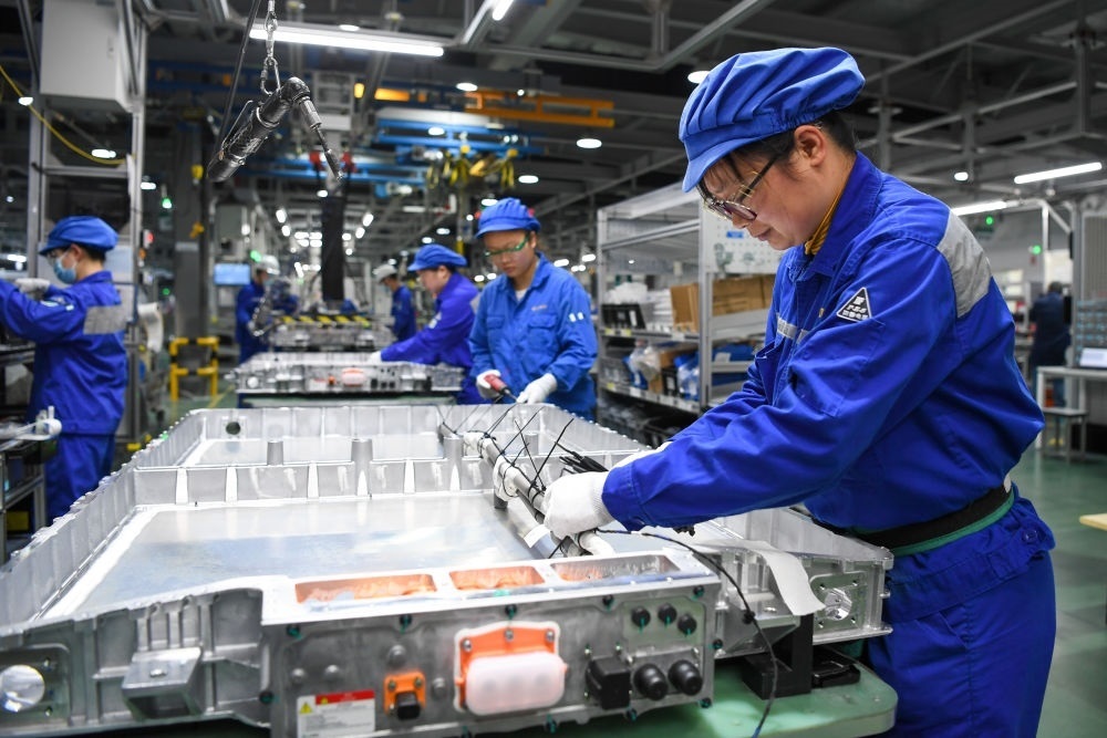 在位于江蘇常州溧陽(yáng)的上汽時(shí)代動(dòng)力電池系統(tǒng)有限公司，工人在車間進(jìn)行電池生產(chǎn)（2023年2月16日攝）。常州市擁有鋰電池電芯及配套生產(chǎn)企業(yè)120余家，動(dòng)力電池產(chǎn)業(yè)2022年實(shí)現(xiàn)產(chǎn)值超1700億元。新華社記者 李博 攝