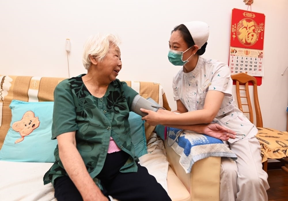 河北廊坊三河市燕達(dá)金色年華健康養(yǎng)護(hù)中心醫(yī)務(wù)人員為入住老人測(cè)量血壓（2023年7月20日攝）。新華社記者 朱旭東 攝