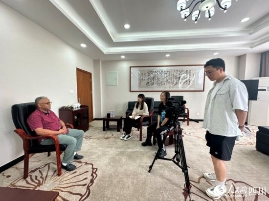 記者在成都紡織高等?？茖W(xué)校進(jìn)行采訪。人民網(wǎng)記者 王波攝