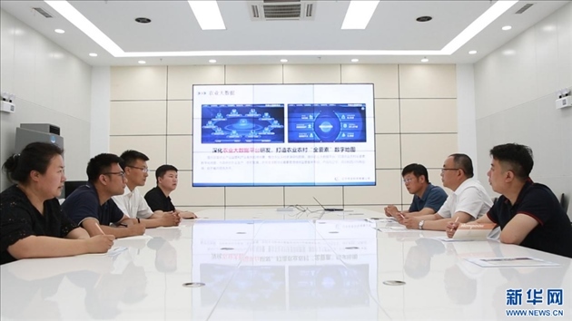 相關(guān)部門工作人員來到遼寧牧龍科技有限公司，了解企業(yè)訴求。新華網(wǎng)丁成玉攝