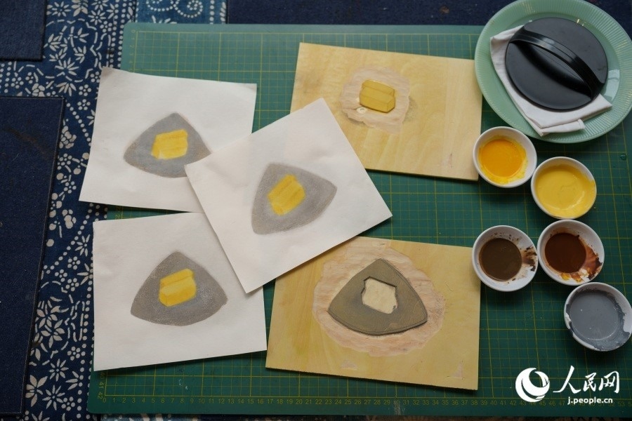 圖為丁未堂創(chuàng)作的木版畫(huà)及木版。人民網(wǎng)記者 張若涵攝