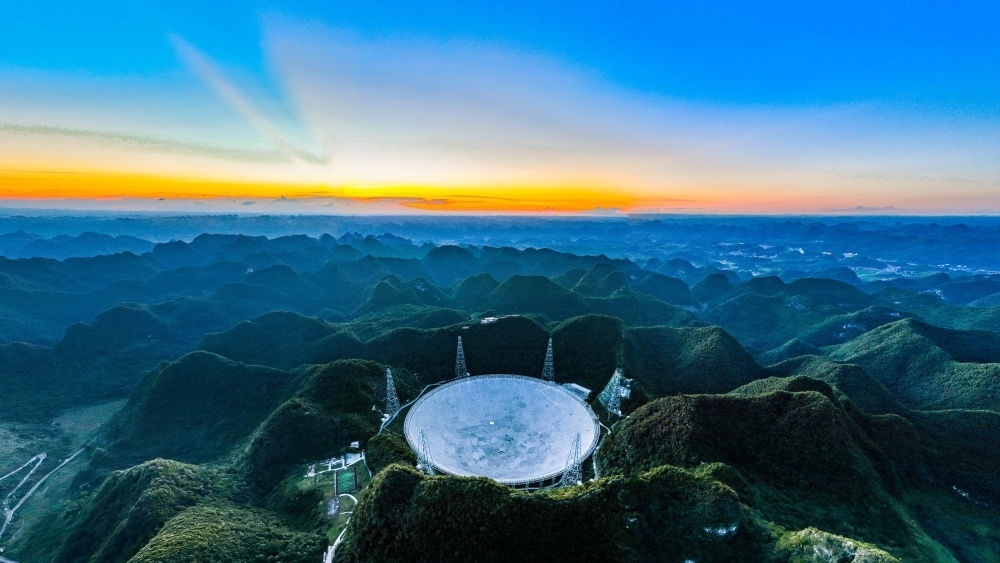 2022年7月21日，霞光中的“中國天眼”（維護保養(yǎng)期間拍攝）。新華社記者 歐東衢 攝