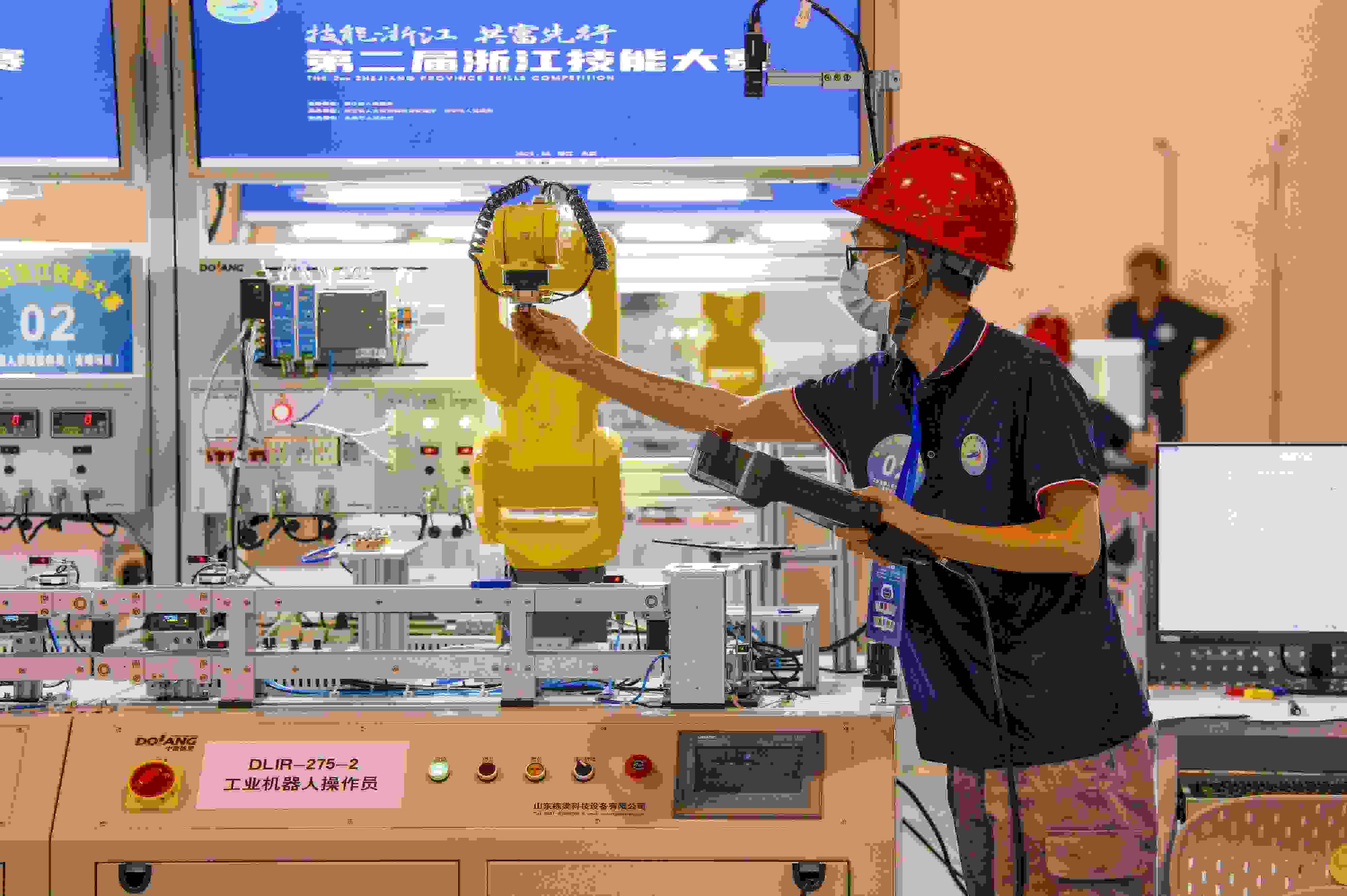 2023年6月19日，第二屆浙江技能大賽在永康市國際會展中心舉行。參賽選手在進(jìn)行工業(yè)機(jī)器人系統(tǒng)操作員項目比賽。