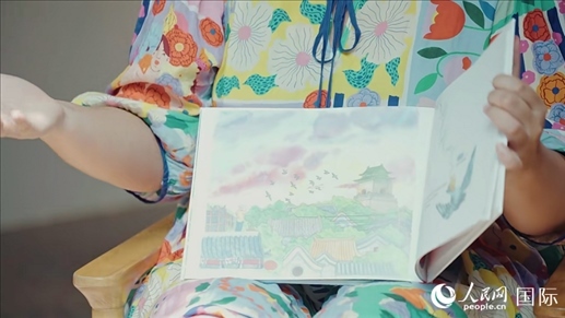 柳芭向人民網(wǎng)記者展示自己的作品。人民網(wǎng) 張若涵攝