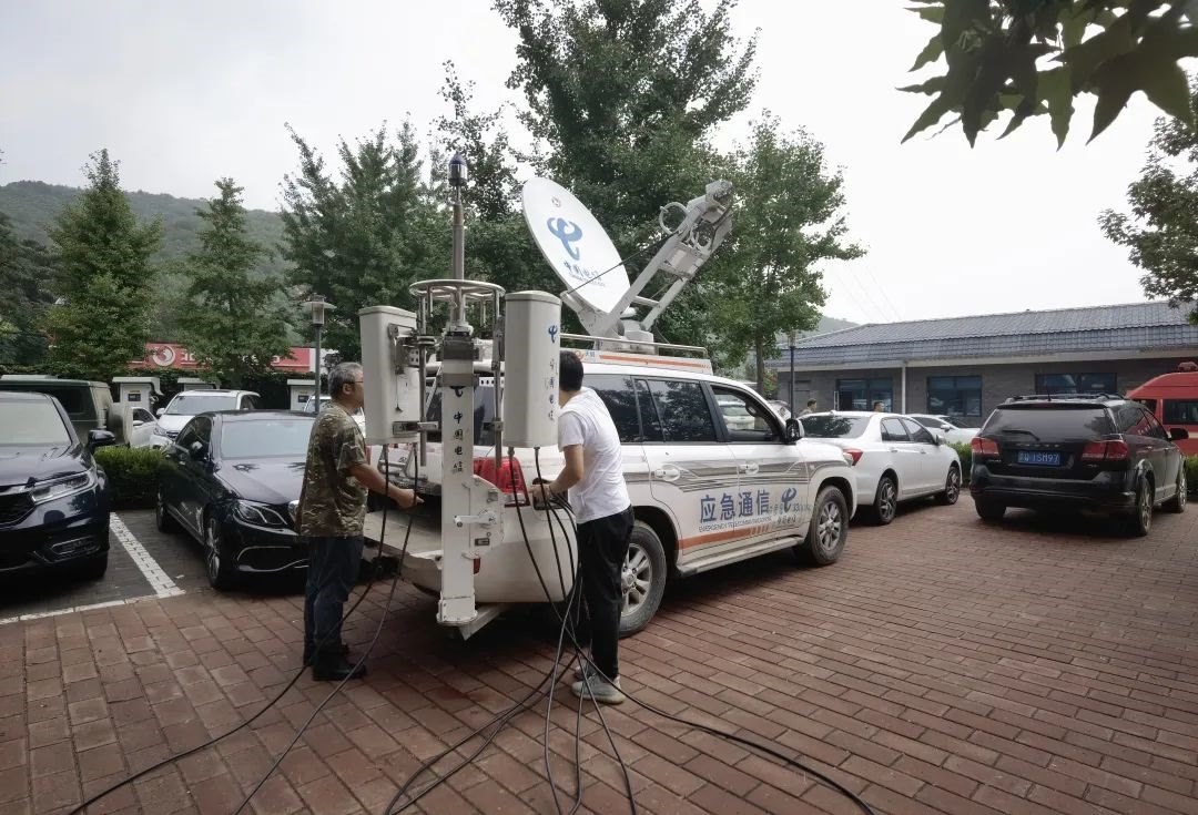 工作人員正在進(jìn)行通信搶修。 受訪者供圖