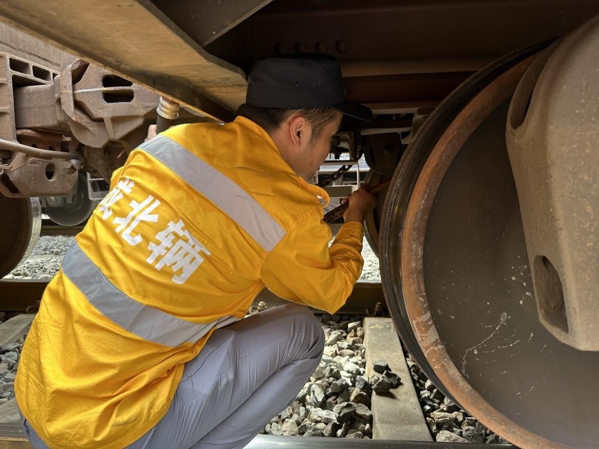 劉偉在進(jìn)行列車檢查工作。人民網(wǎng) 王紹紹攝