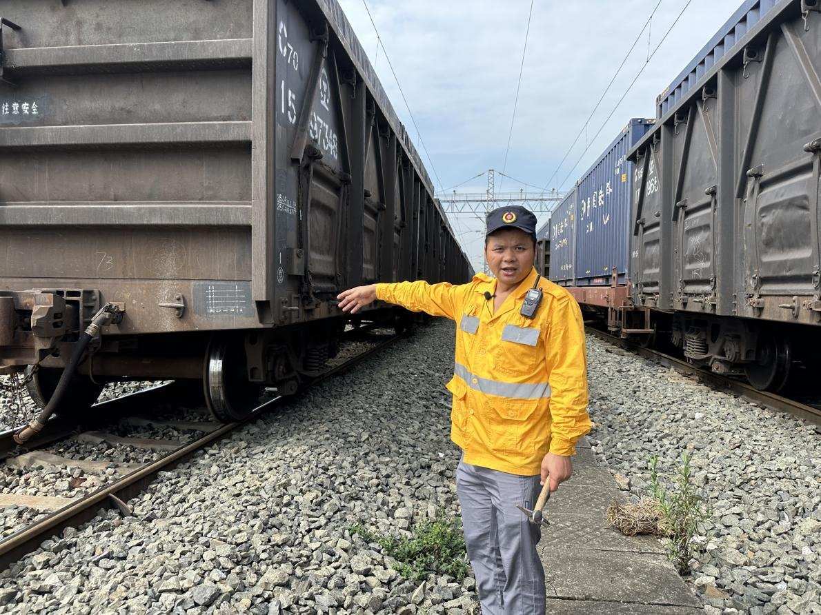 劉偉在向記者介紹檢車注意事項(xiàng)。人民網(wǎng) 王紹紹攝