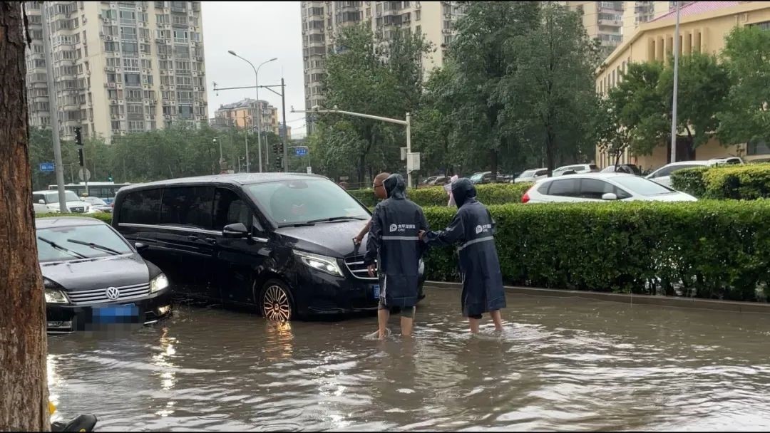 中國(guó)太保產(chǎn)險(xiǎn)北京分公司及時(shí)處理被淹車(chē)輛。受訪者供圖