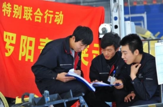 在工作中的“羅陽(yáng)青年突擊隊(duì)”隊(duì)員。航空工業(yè)沈飛供圖