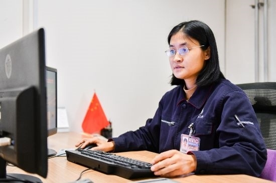 工作中的劉艷梅。航空工業(yè)沈飛供圖