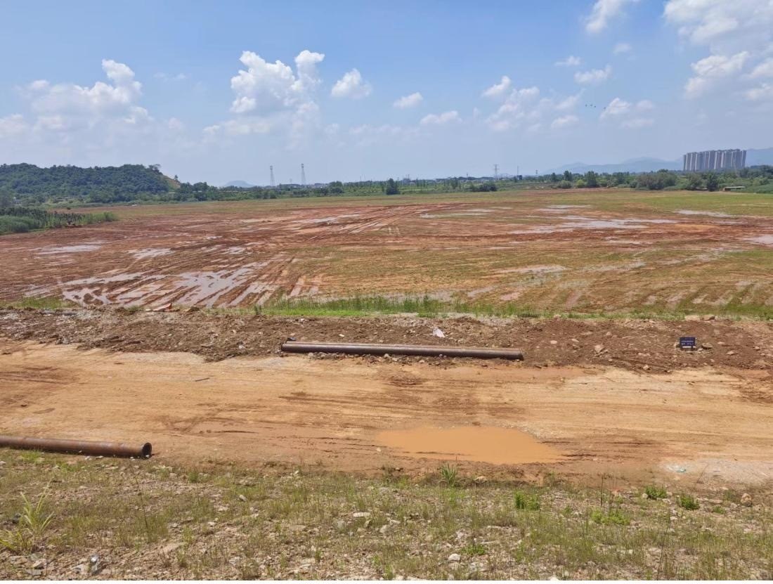 污染控制工程區(qū)域土地已被平整。 人民網(wǎng)記者 黃鈺攝