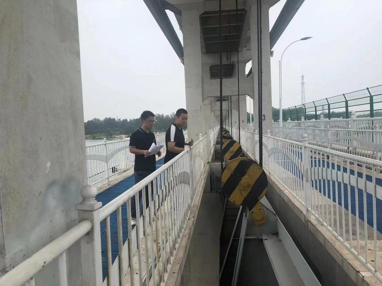 海委海河下游管理局獨流減河進洪閘管理處工作人員檢查水閘閘門啟閉機。受訪者供圖