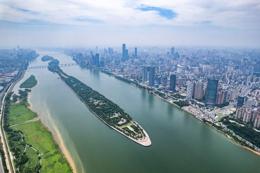 這是6月9日拍攝的長(zhǎng)沙橘子洲景區(qū)（無人機(jī)照片）。新華社記者 陳思汗 攝