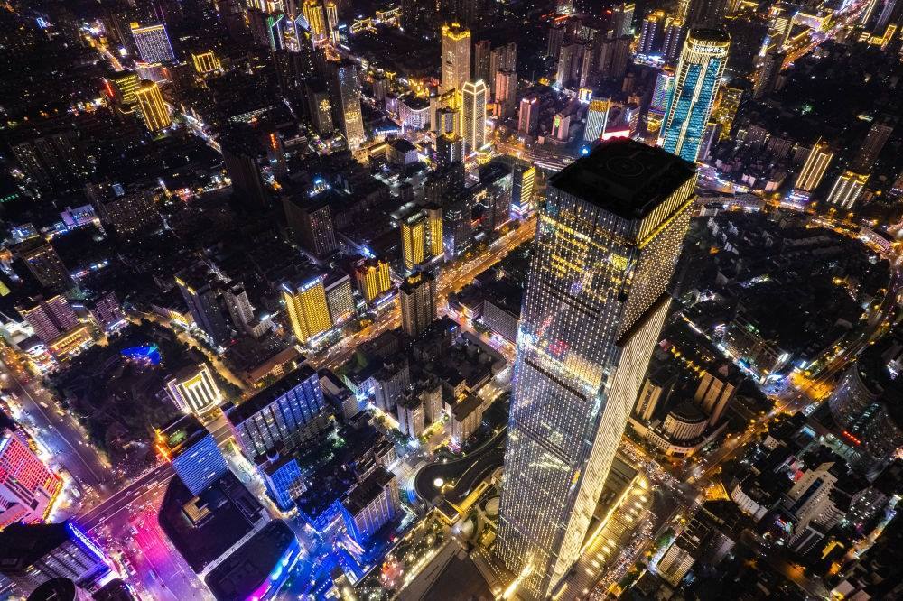這是6月7日夜間拍攝的長(zhǎng)沙城區(qū)景色（無人機(jī)照片）。新華社記者 陳思汗 攝