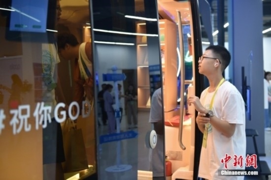 圖為學(xué)員們?cè)谑卒搱@內(nèi)的百度Apollo Park參觀。<a target='_blank' href='/' ><p align=