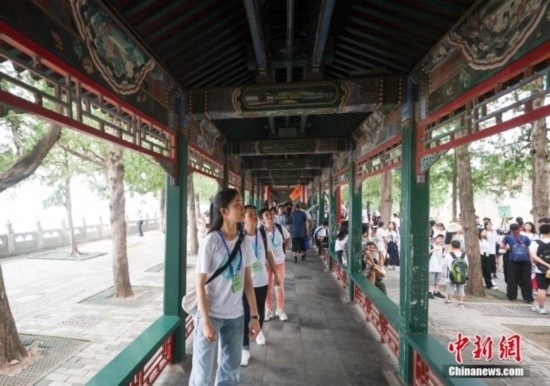 圖為學(xué)員們游覽長(zhǎng)廊。<a target='_blank' href='/'><p align=