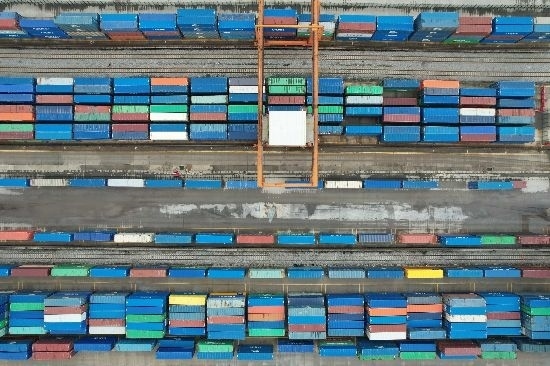 在廣州東部公鐵聯(lián)運(yùn)樞紐（增城西站），工作人員在進(jìn)行集裝箱轉(zhuǎn)運(yùn)工作。廣州交通投資集團(tuán)有限公司供圖