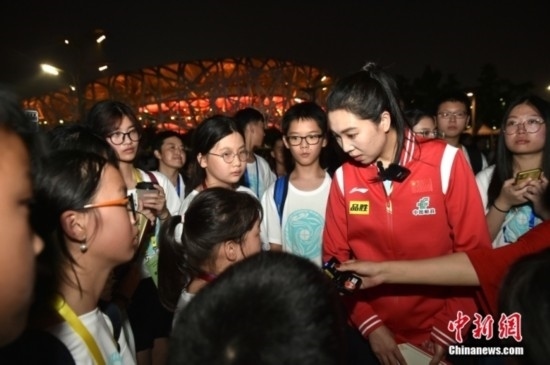 圖為小學(xué)員向李曉霞分享自己運(yùn)動(dòng)經(jīng)歷。<a target='_blank' href='/' ><p align=