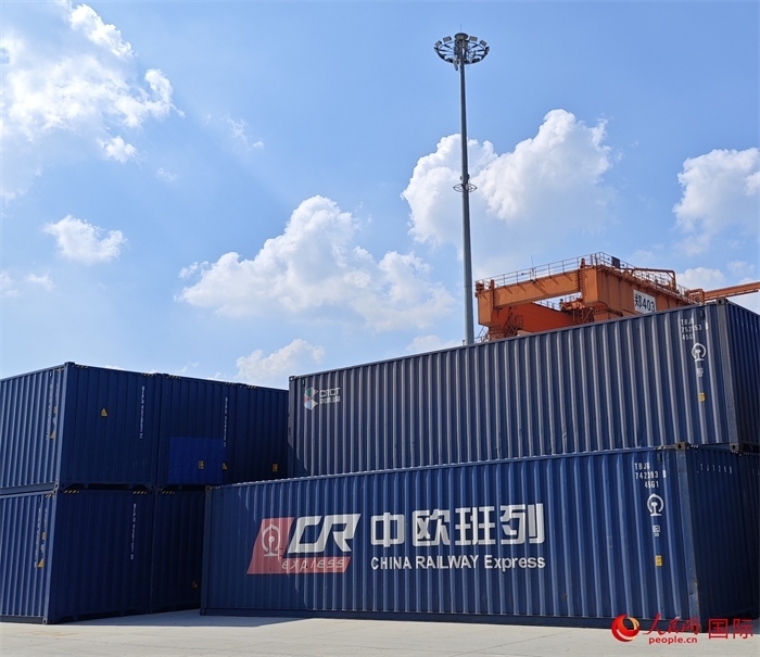 8月3日，中歐班列（中豫號(hào)）集裝箱在鄭州車站海關(guān)等候查驗(yàn)。人民網(wǎng) 崔譯戈攝