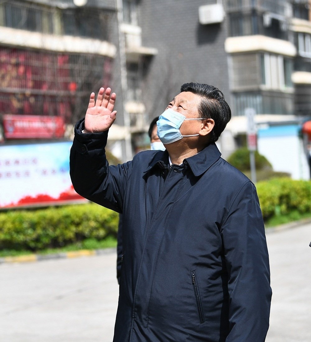 2020年3月10日，習(xí)近平總書記在湖北省武漢市東湖新城社區(qū)考察時，向在家隔離居住的居民揮手致意、表示慰問。