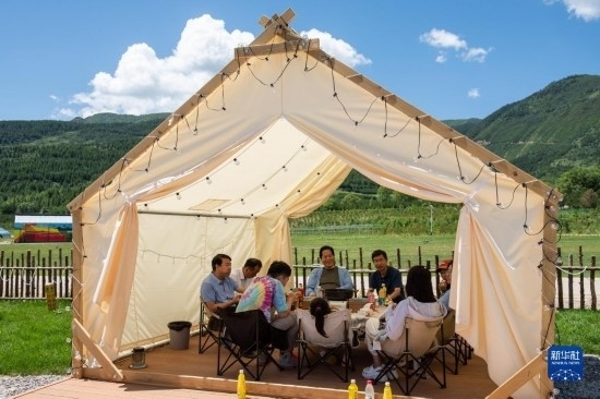 8月12日，游客在寧夏固原市涇源縣大灣鄉(xiāng)楊嶺村品嘗當(dāng)?shù)孛朗?。新華社記者 李旭倫 攝