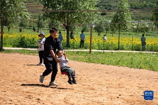 8月12日，游客在寧夏固原市涇源縣大灣鄉(xiāng)楊嶺村玩耍。新華社記者 李旭倫 攝