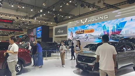 印尼消費(fèi)者參觀上汽五菱的展臺(tái)。趙世祺 攝