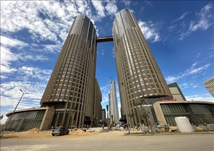 埃及新行政首都CBD項(xiàng)目P4標(biāo)段高層辦公樓。 嚴(yán)川吉雨攝