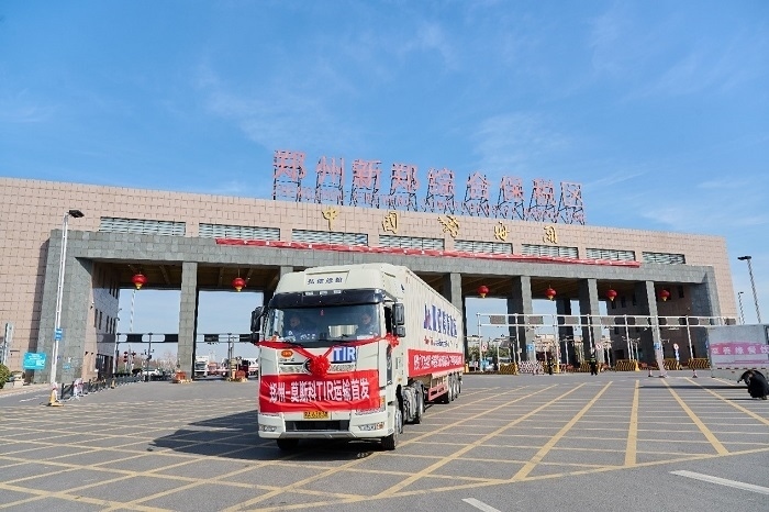 2023年2月20日，鄭州—莫斯科TIR運輸首發(fā)車輛駛出鄭州新鄭綜合保稅區(qū)。新鄭海關(guān)供圖