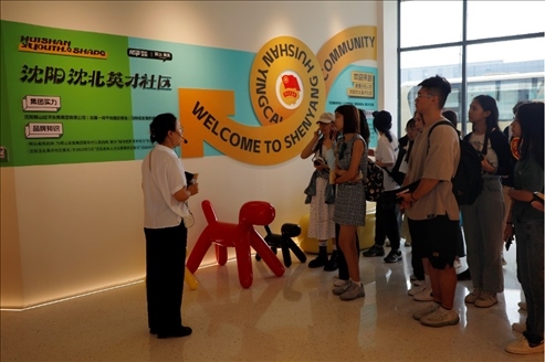 記者團在輝山英才社區(qū)采訪。北京外國語大學 許青攝